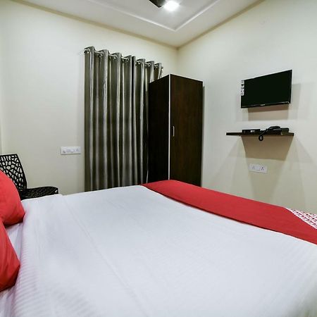 Oyo 16606 Iconic Living Hotel Haidarábád Kültér fotó