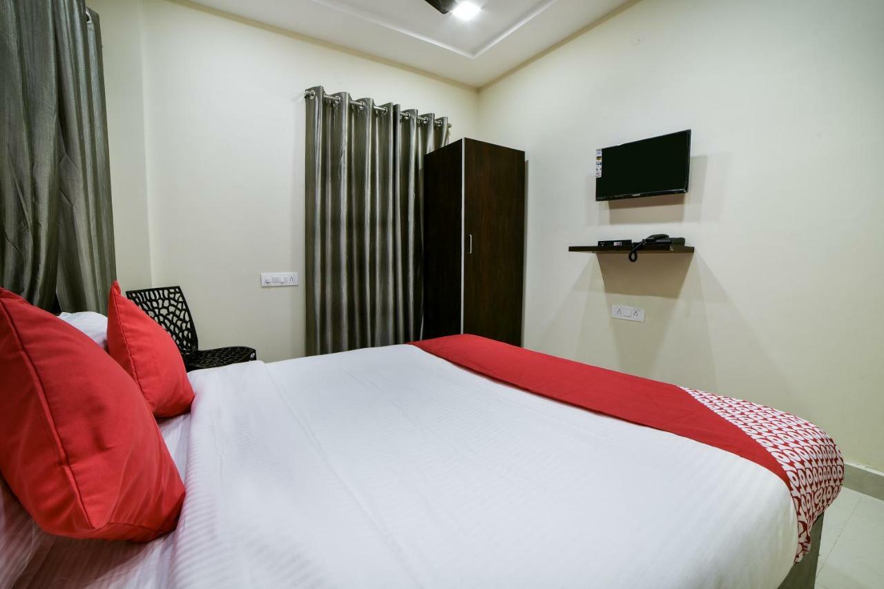 Oyo 16606 Iconic Living Hotel Haidarábád Kültér fotó